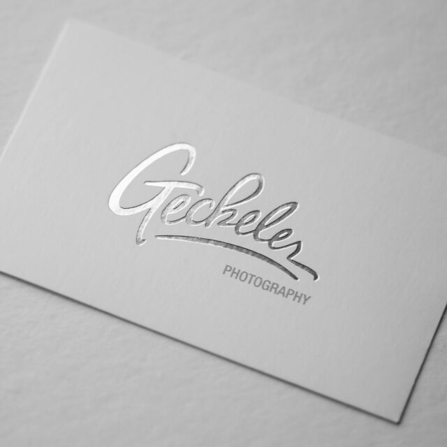 Corporate Design Case: Weiße Visitenkarte mit silberfarbenem Schriftzur und Prägung für Geckeler Photography