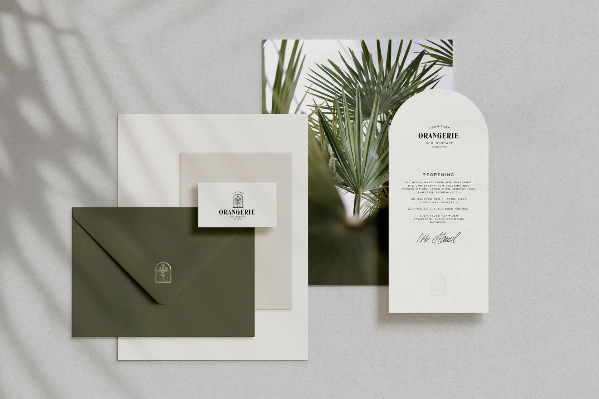 Corporate Design Case: Papeterie und Geschäftsausstattung auf Hintergrundbild mit Palmenblaettern fuer die Orangerie in der Eremitage Bayreuth fuer Maisel Catering