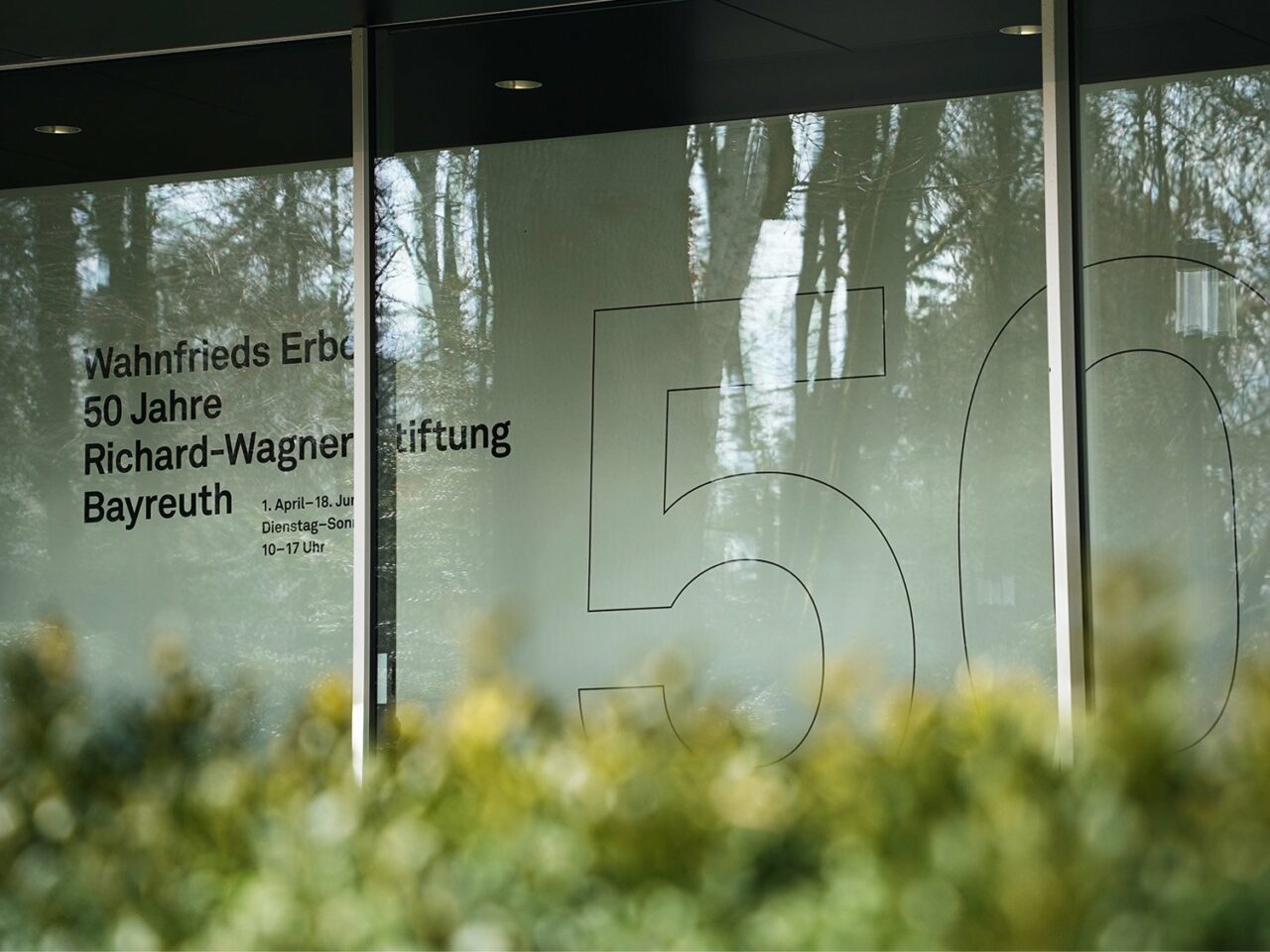 Corporate Design Case: Ausstellung 50 Jahre Richard-Wagner-Stiftung Bayreuth. Das Bild zeigt den Blick auf die Museumswand mit dem Museumstitel Wahnfrieds Erbe 50 Jahre Richard-Wagner-Stiftung Bayreuth