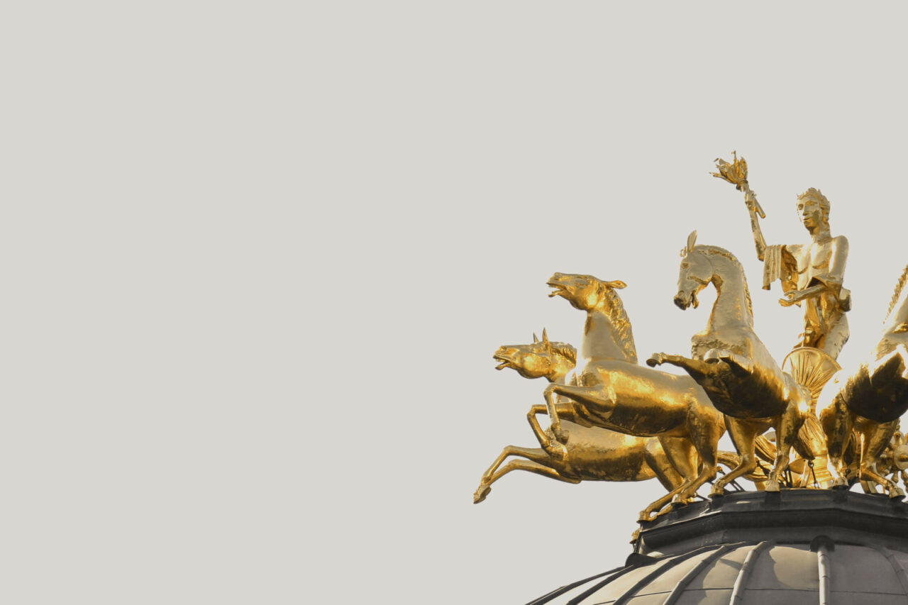 Dieses Bild zeigt die Quadriga mit Apollo auf dem Sonnentempel in der Eremitage in Bayreuth.