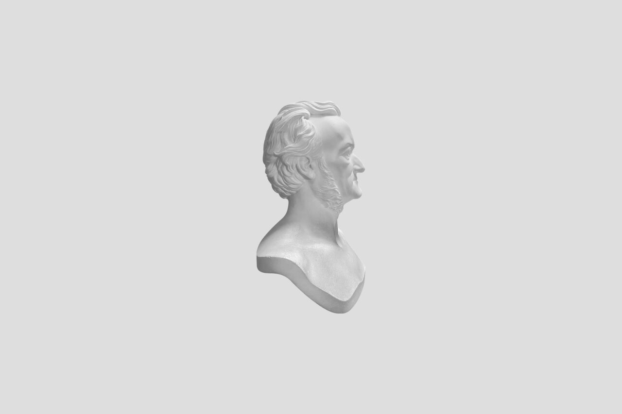 Corporate Design Case: Ausstellung Mensch Wagner 2024. Das Bild zeigt eine Büste von Richard Wagner in Schwarz-Weiss auf einem hellgrauen Hintergrund