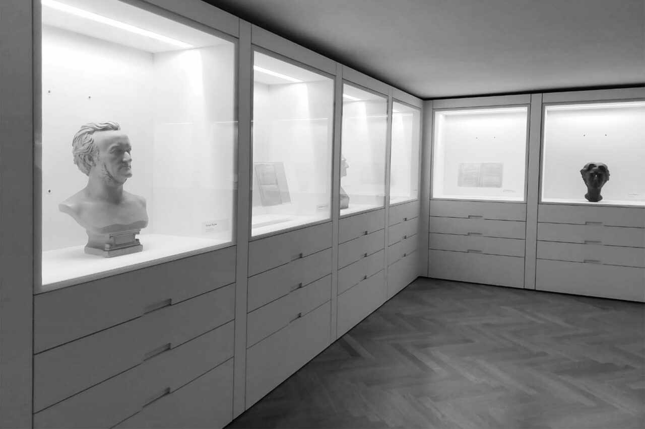 Das Bild zeigt die Ausstellungsflaeche des Grafik Kabinetts im Haus Wahnfried des Richard Wagner Museums in Bayreuth.