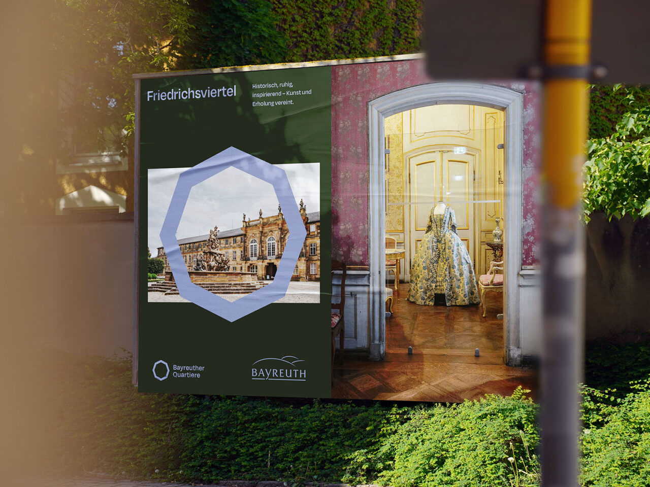 Branding-Mockup für das Friedrichsviertel der „Bayreuther Quartiere“ mit Plakatgestaltung im Stadtraum – visuelles Erscheinungsbild für Stadtmarketing, Kulturkommunikation und Standortidentität in Bayreuth.